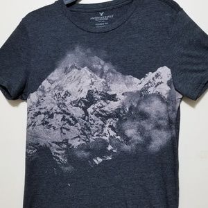 AE Classic Fit Mountain Graphic T. Size M.